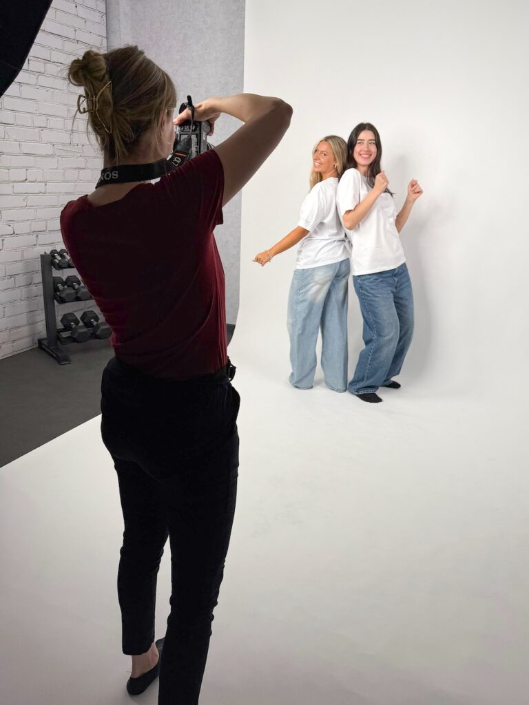 Kamerafrau Theresa Klingohr fotografiert und filmt Models während eines Brand Shootings im Studio.