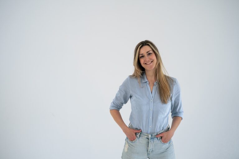 Video-Cutterin Theresa Klingohr lächelt in die Kamera. Portraitaufnahme.